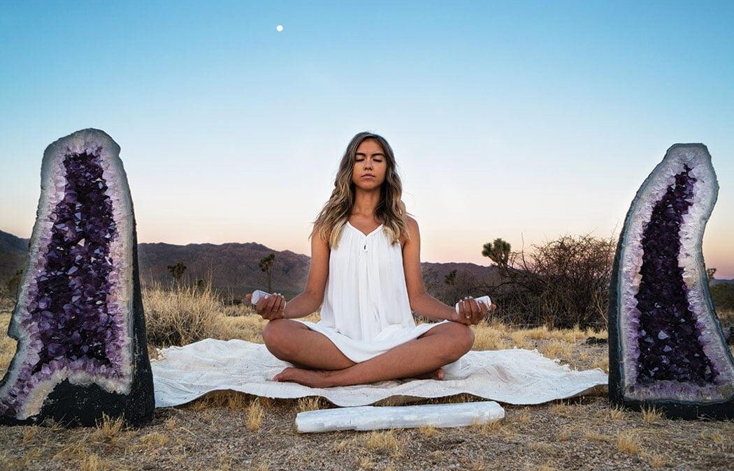 Powerful Ways To Meditate with Crystals  – All You Need To Know!